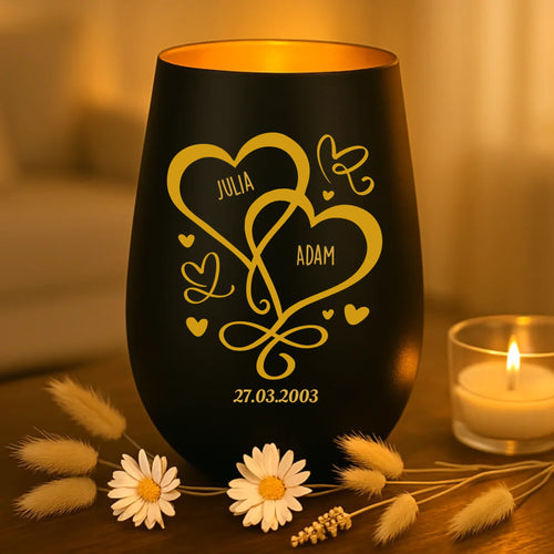 Personalizowany lampion Nasze serca z matowym szkłem i grawerem, tworzący przytulne światło