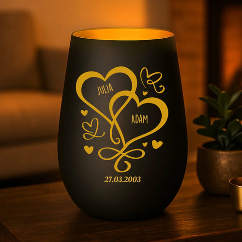 Personalizowany lampion Nasze serca z matowym szkłem i grawerem, tworzący przytulne światło – Motiv 2