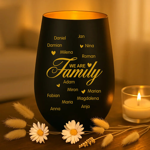 Personalizowany lampion We are Family z matowym szkłem i grawerem laserowym rozświetlającym się światłem świecy