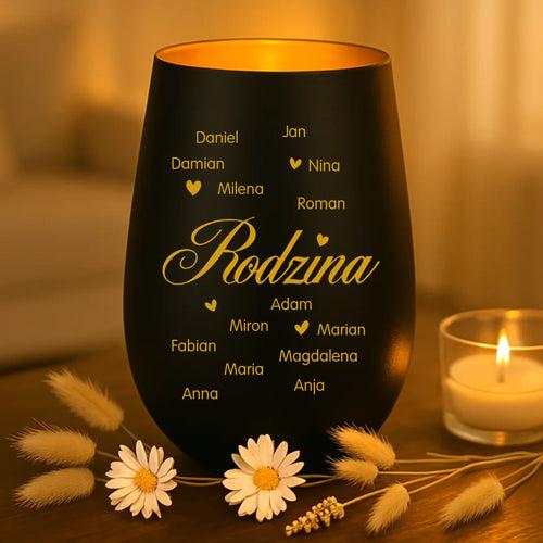 Personalizowany lampion rodzinny ze sgrawerowanymi imionami na matowym szkle, oświetlony ciepłym blaskiem świecy