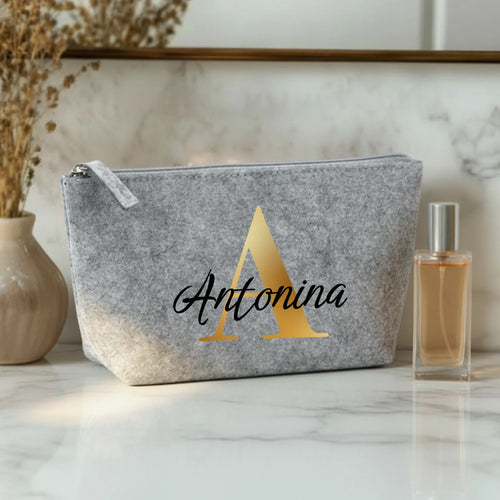 Personalizowana kosmetyczka filcowa Inicjał w szarym kolorze, elegancki design z możliwością wyboru imienia