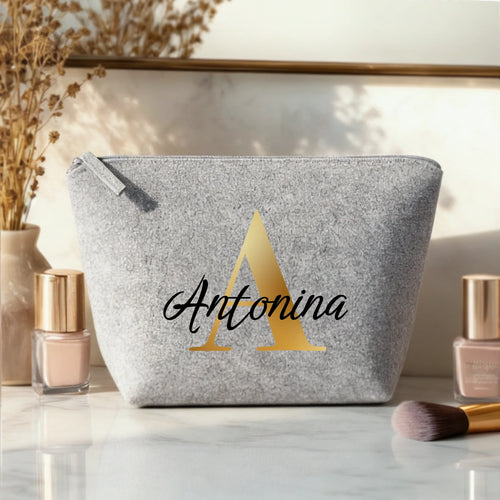 Personalizowana kosmetyczka filcowa Inicjał w szarym kolorze, elegancki design z możliwością wyboru imienia – Motiv 2