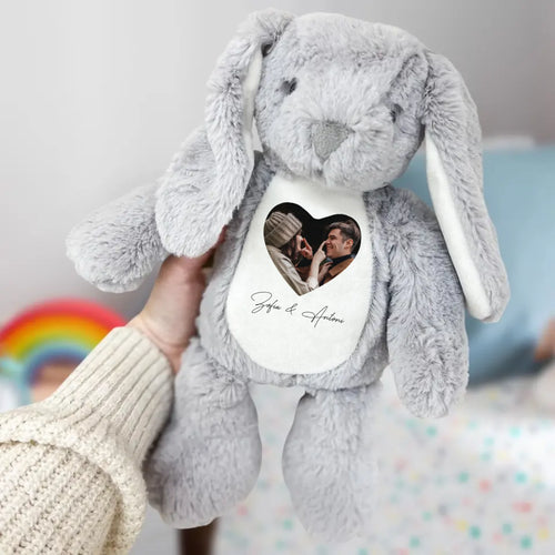 Pluszowy zajączek z personalizowanym nadrukiem fotograficznym i imieniem na tułowiu