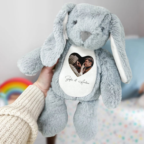 Pluszowy zajączek z personalizowanym nadrukiem fotograficznym i imieniem na tułowiu – Motiv 2