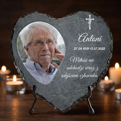 Personalizowane serce z łupka z grawerem, elegancka pamiątka na czarnym tle