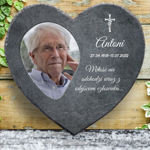 Personalizowane serce z łupka z grawerem, elegancka pamiątka na czarnym tle – Motiv 2